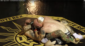 Der tschechische MMA-Kämpfer Vit Mrákota mit „White Rex“-Tattoo am Knie, hier bei einem Kampf auf dem „Tana delle tigri“ in Rom