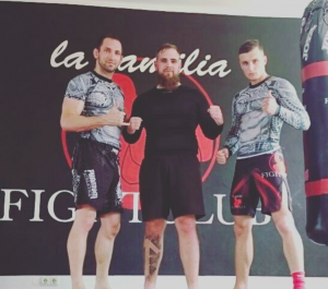 Franz Pauße (Mitte) in der Vorbereitung zum ḰdN 2017 im „La Familia Fightclub“, rechts Trainer Theo Weiland (Screenshot Instagram)